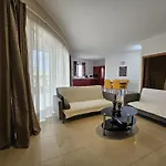 Modern Central Apartment E9